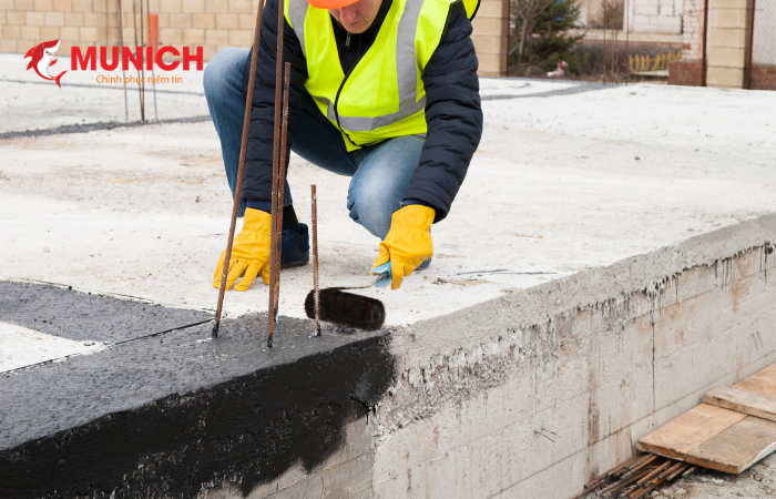 Thợ thi công chống thấm cho công trình ngay từ bước đầu