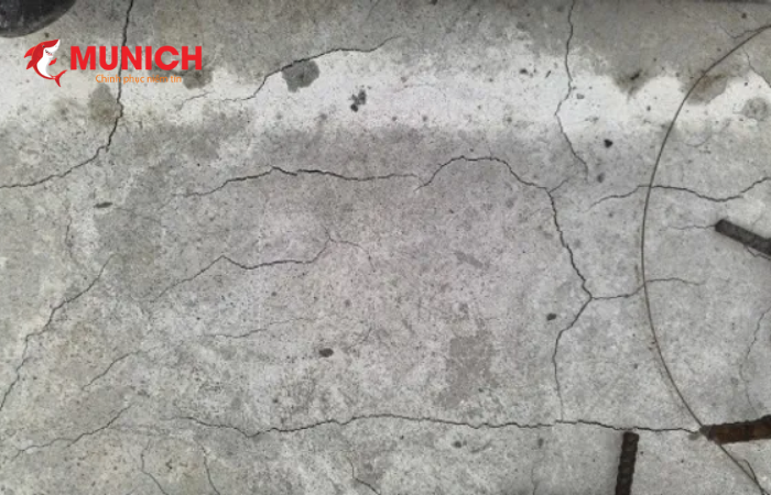 Sàn mái nứt vỡ càng giúp nước dễ thẩm thấu xuống 