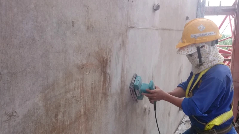 ve-sinh-be-mat-trong-quy-trinh-son-chong-tham