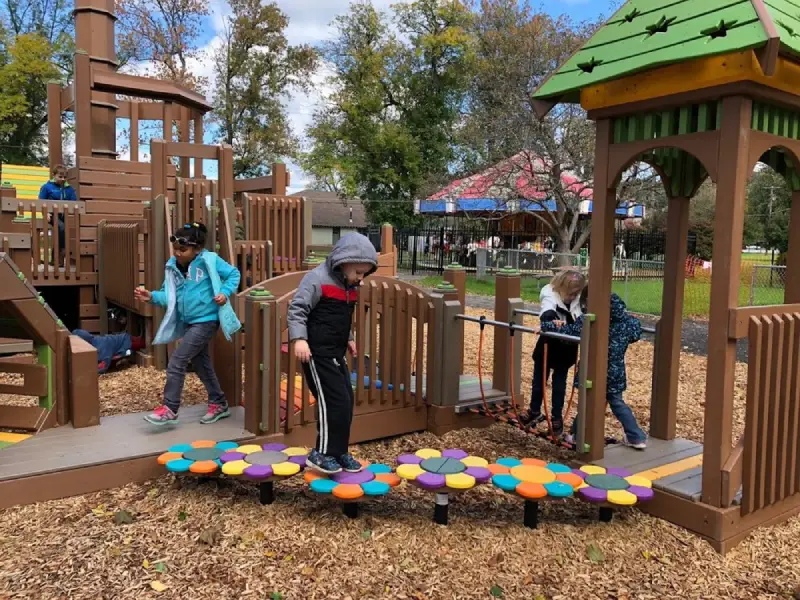 mau-thiet-ke-san-choi-tre-em