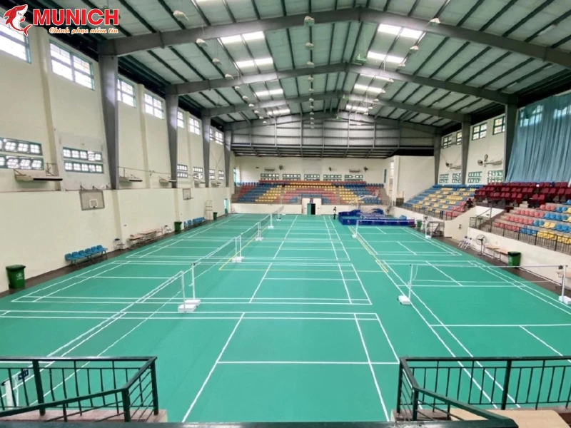 so-sanh-son-san-the-thao-va-co-nhan-tao