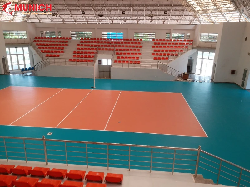 so-sanh-son-san-the-thao-va-co-nhan-tao