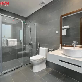 nha-ve-sinh-tang-1-co-can-chong-tham-khong