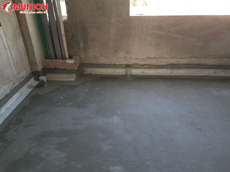 nha-ve-sinh-tang-1-co-can-chong-tham-khong