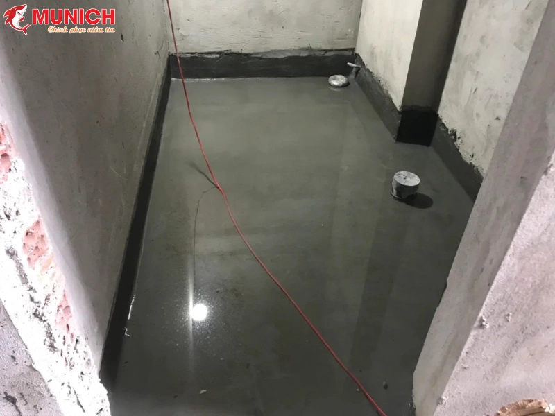 nha-ve-sinh-tang-1-co-can-chong-tham-khong