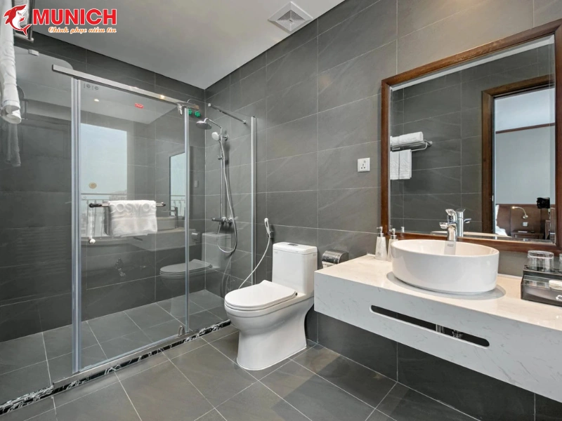 nha-ve-sinh-tang-1-co-can-chong-tham-khong