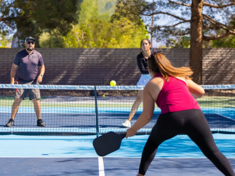 so-sanh-san-cau-long-san-pickleball-va-san-tennis