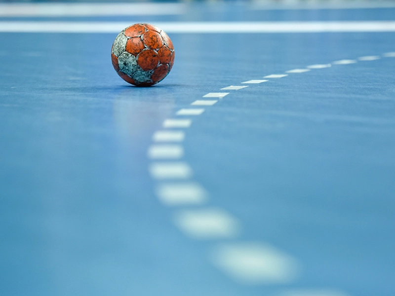 thi-cong-san-bong-nem