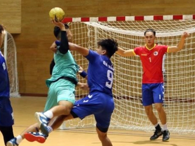 thi-cong-san-bong-nem