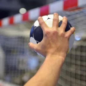 thi-cong-san-bong-nem