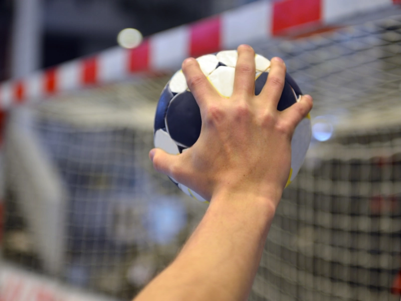 thi-cong-san-bong-nem