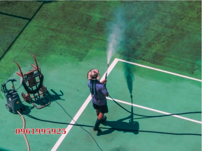 bao-duong-san-the-thao-mua-nom-am