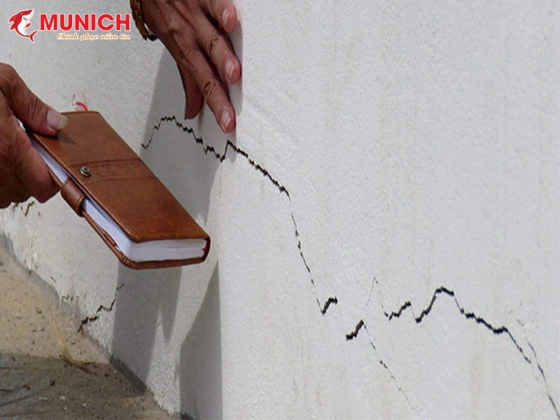 cach-xu-ly-vet-nut-tuong-ngoai-troi