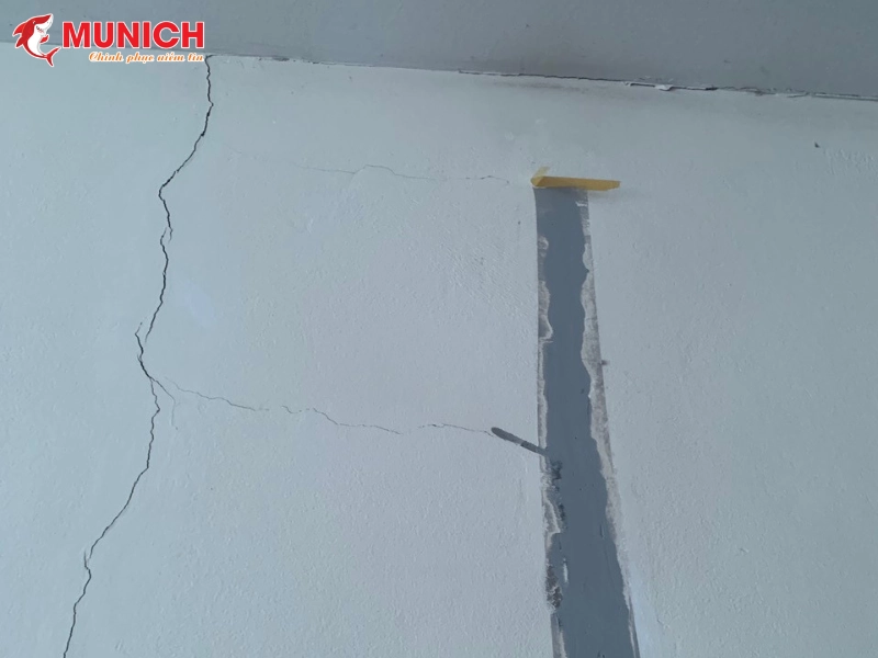 cach-xu-ly-vet-nut-tuong-ngoai-troi