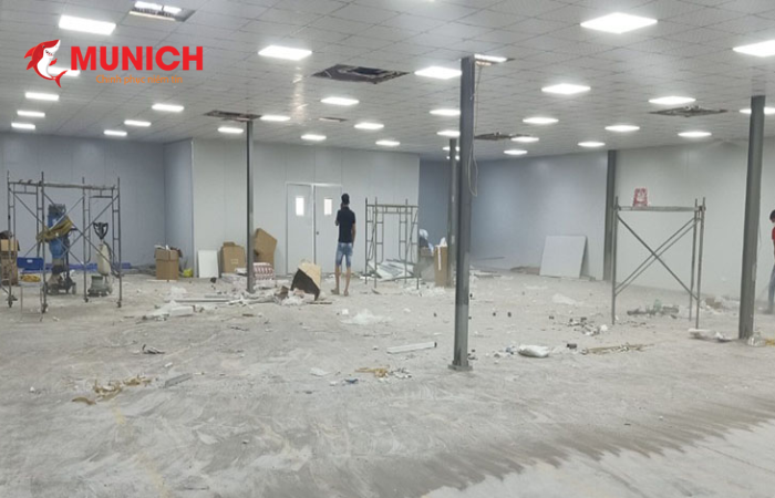 Thực hiện các thao tác mài mặt sàn, vệ sinh nhà xưởng